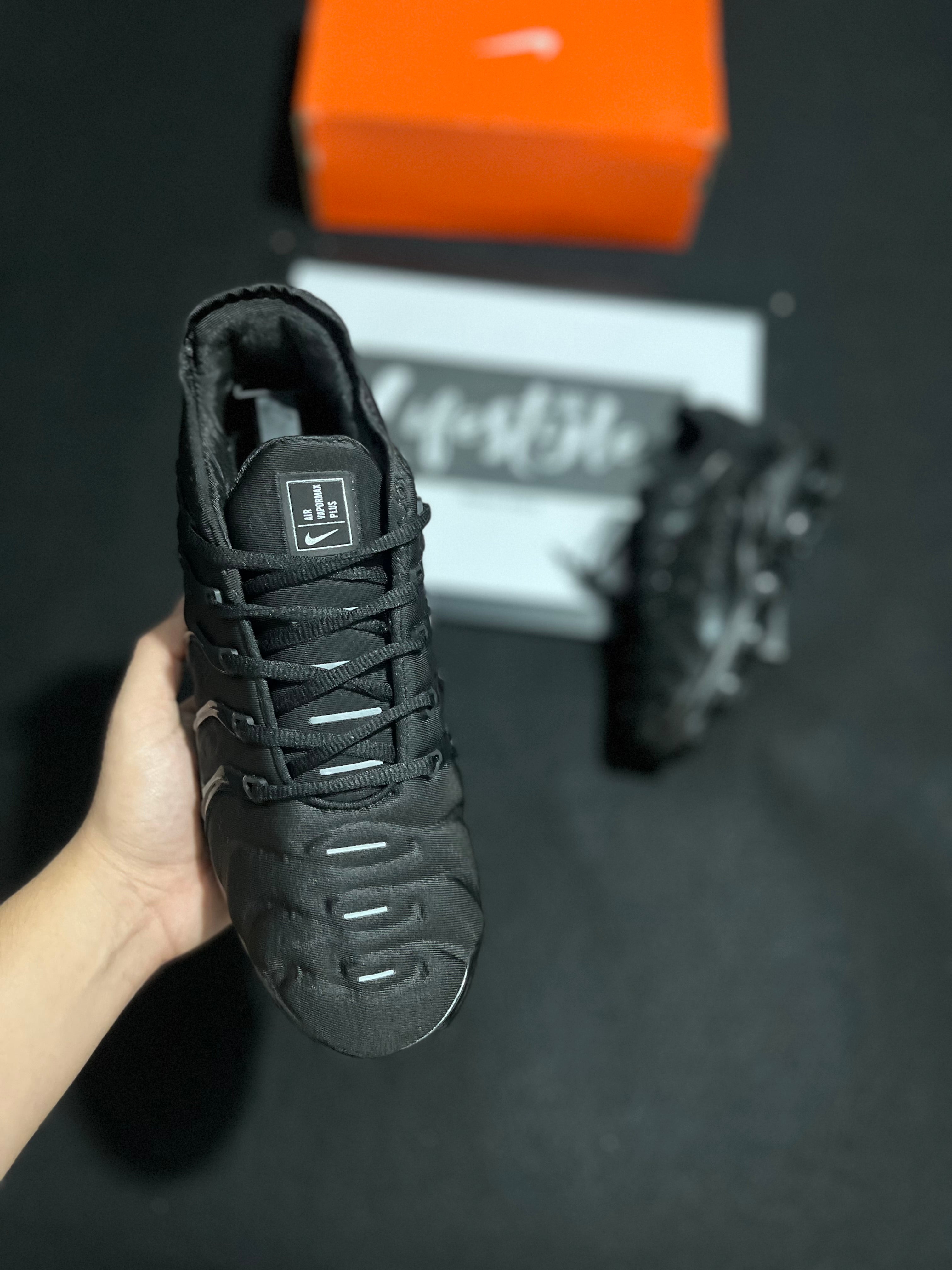 NIKE VAPORMAX PLUS