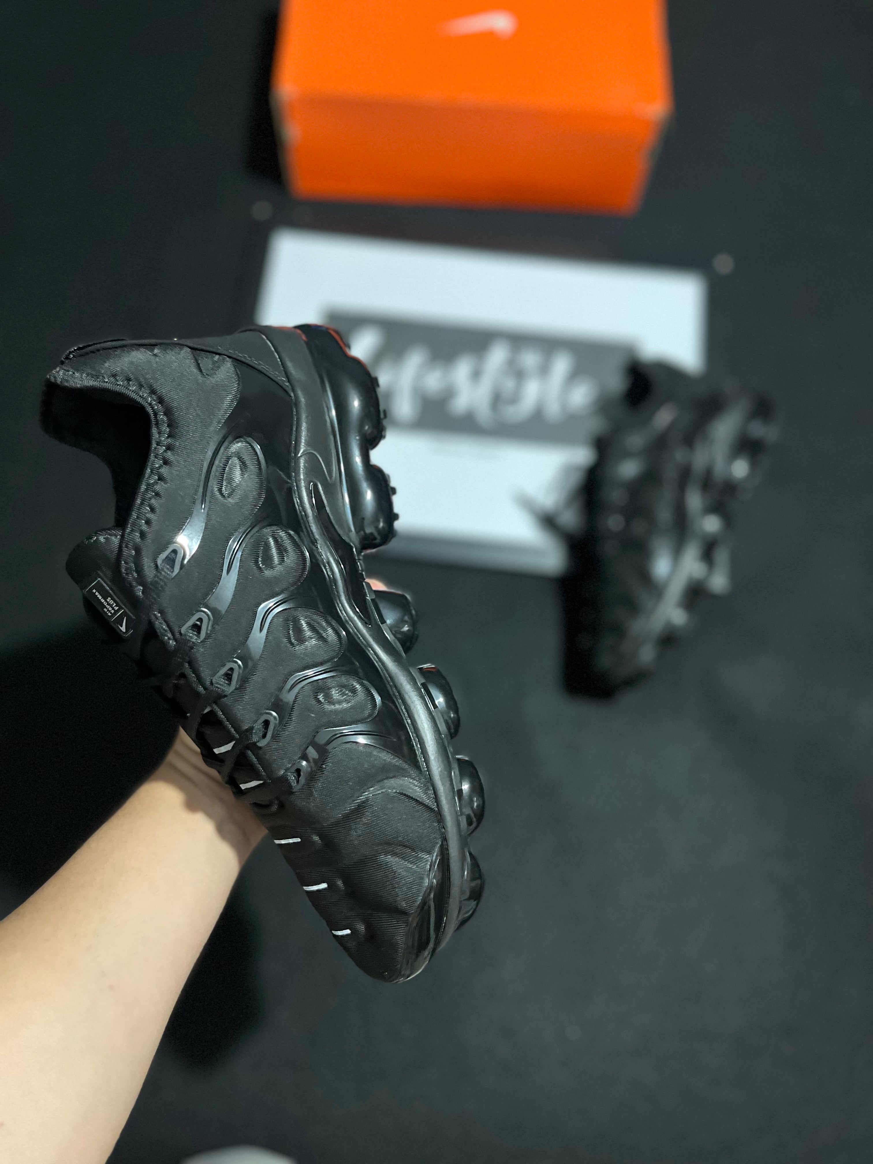 NIKE VAPORMAX PLUS