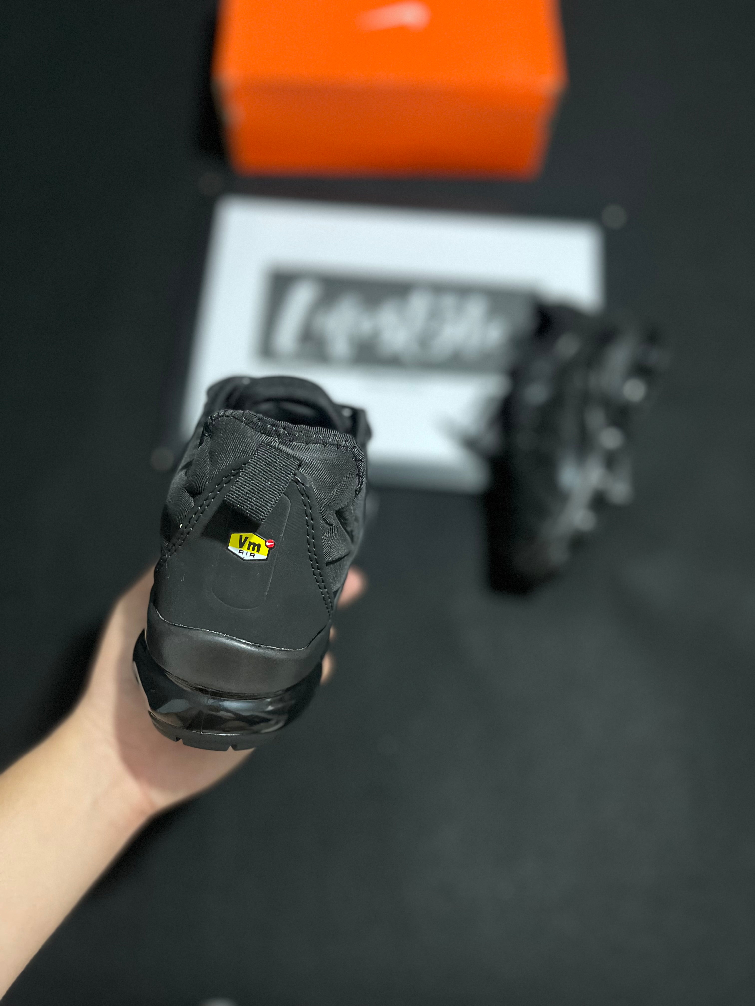 NIKE VAPORMAX PLUS