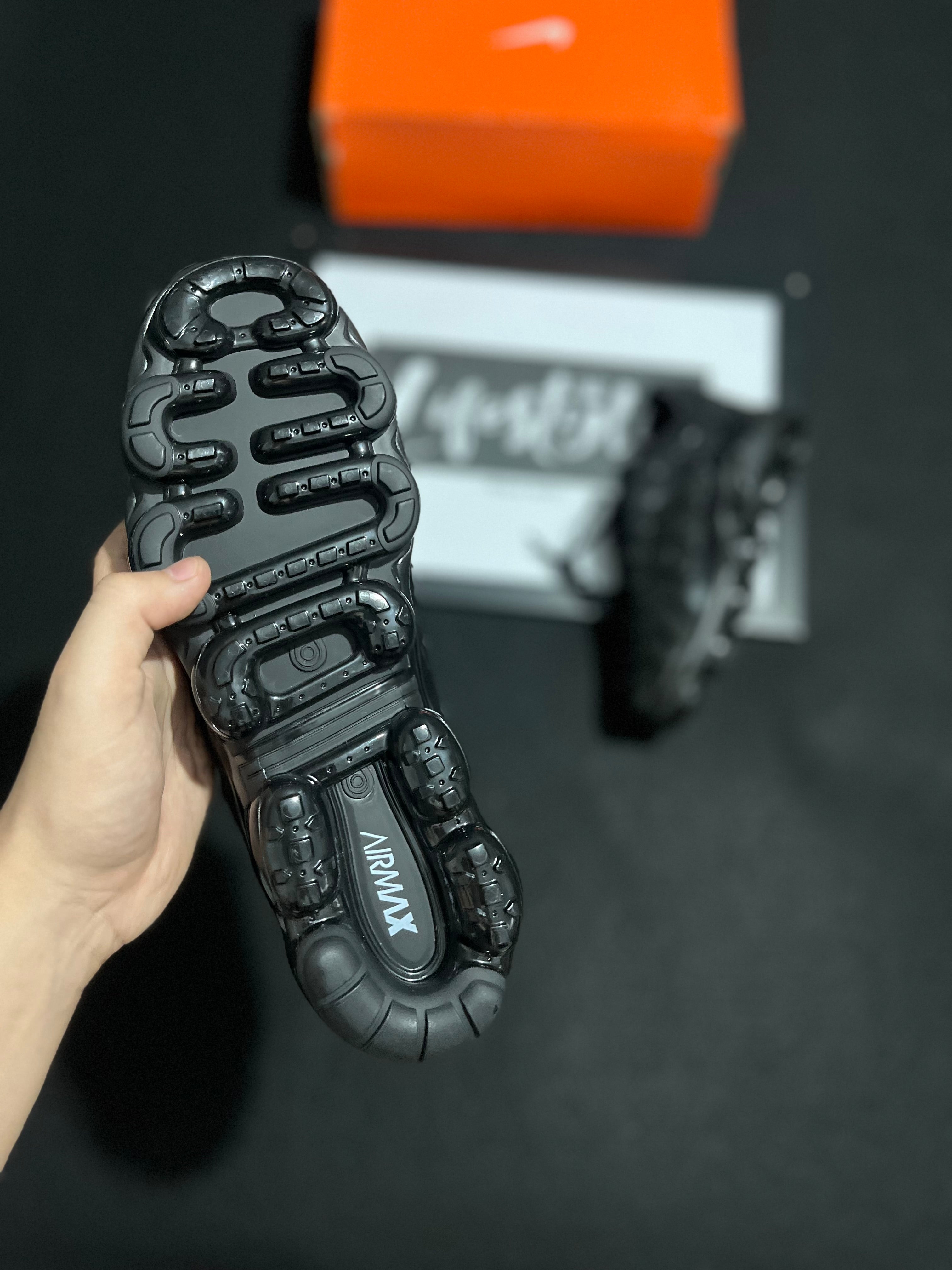 NIKE VAPORMAX PLUS