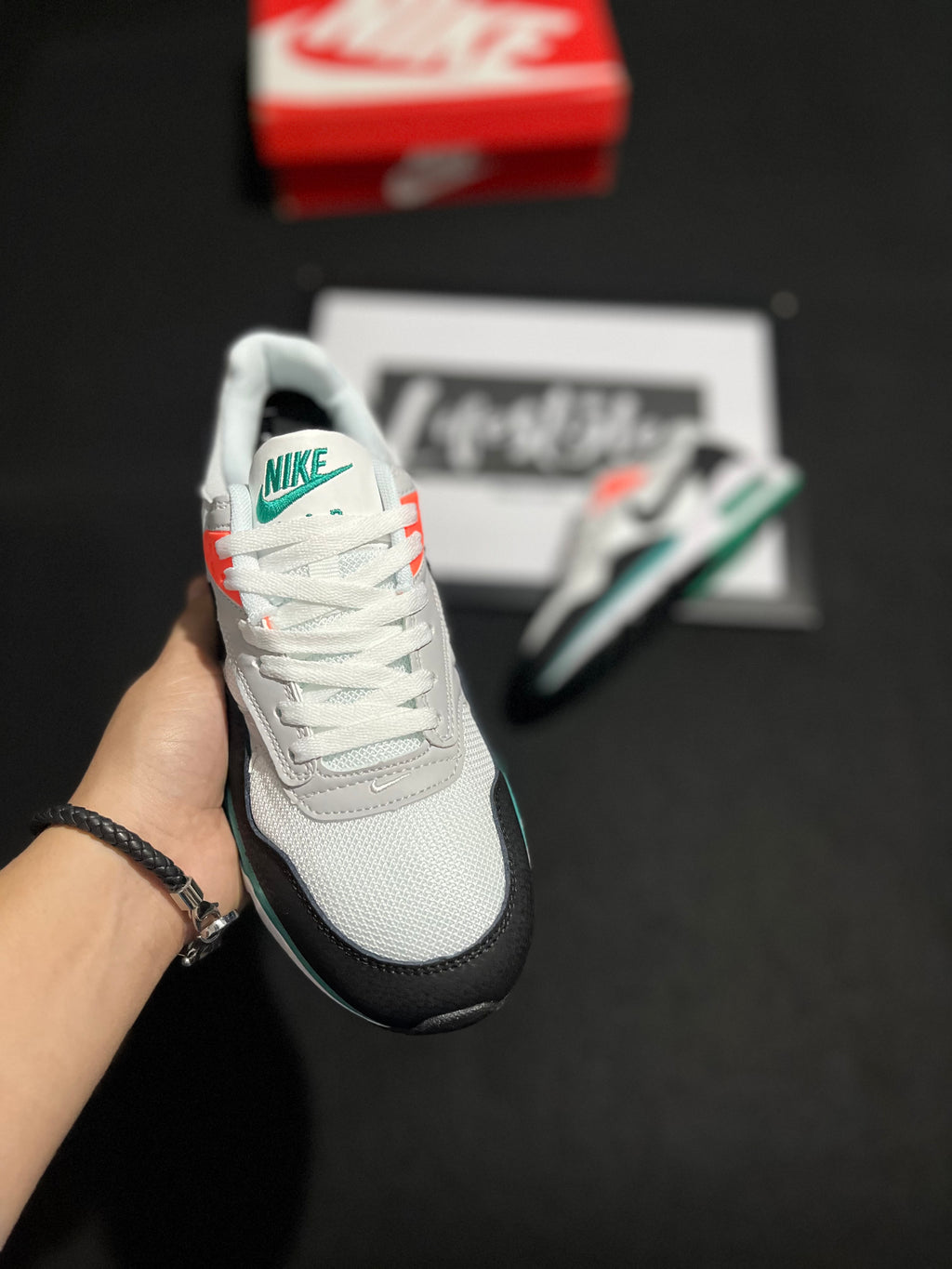 NIKE AIR MAX