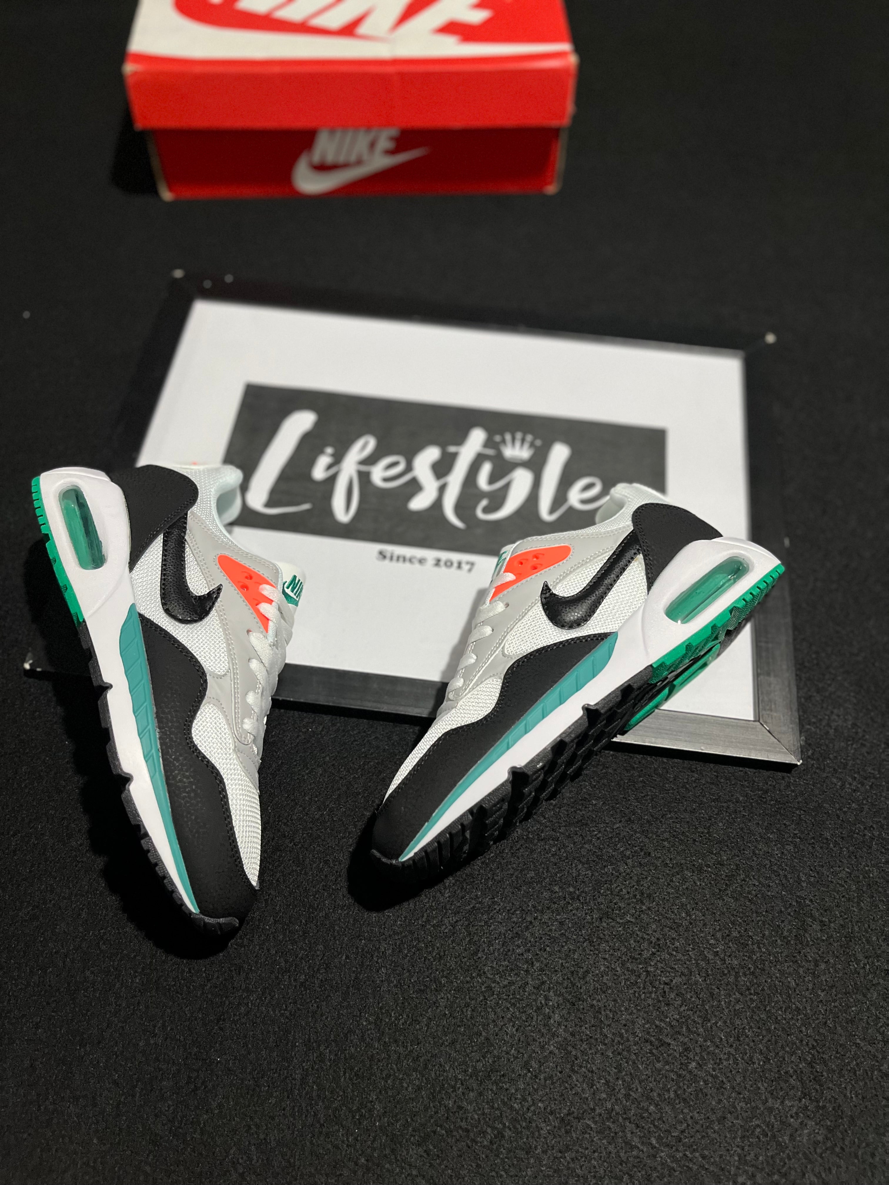 NIKE AIR MAX